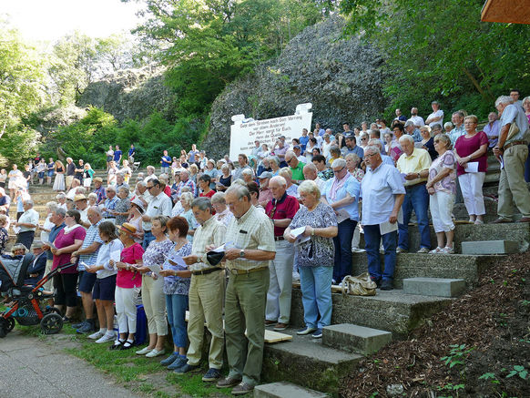 Festgottesdienst zum 1.000 Todestag des Heiligen Heimerads auf dem Hasunger Berg (Foto: Karl-Franz Thiede) Festgottesdienst zum 1.000 Todestag des Heiligen Heimerads auf dem Hasunger Berg (Foto: Karl-Franz Thiede)